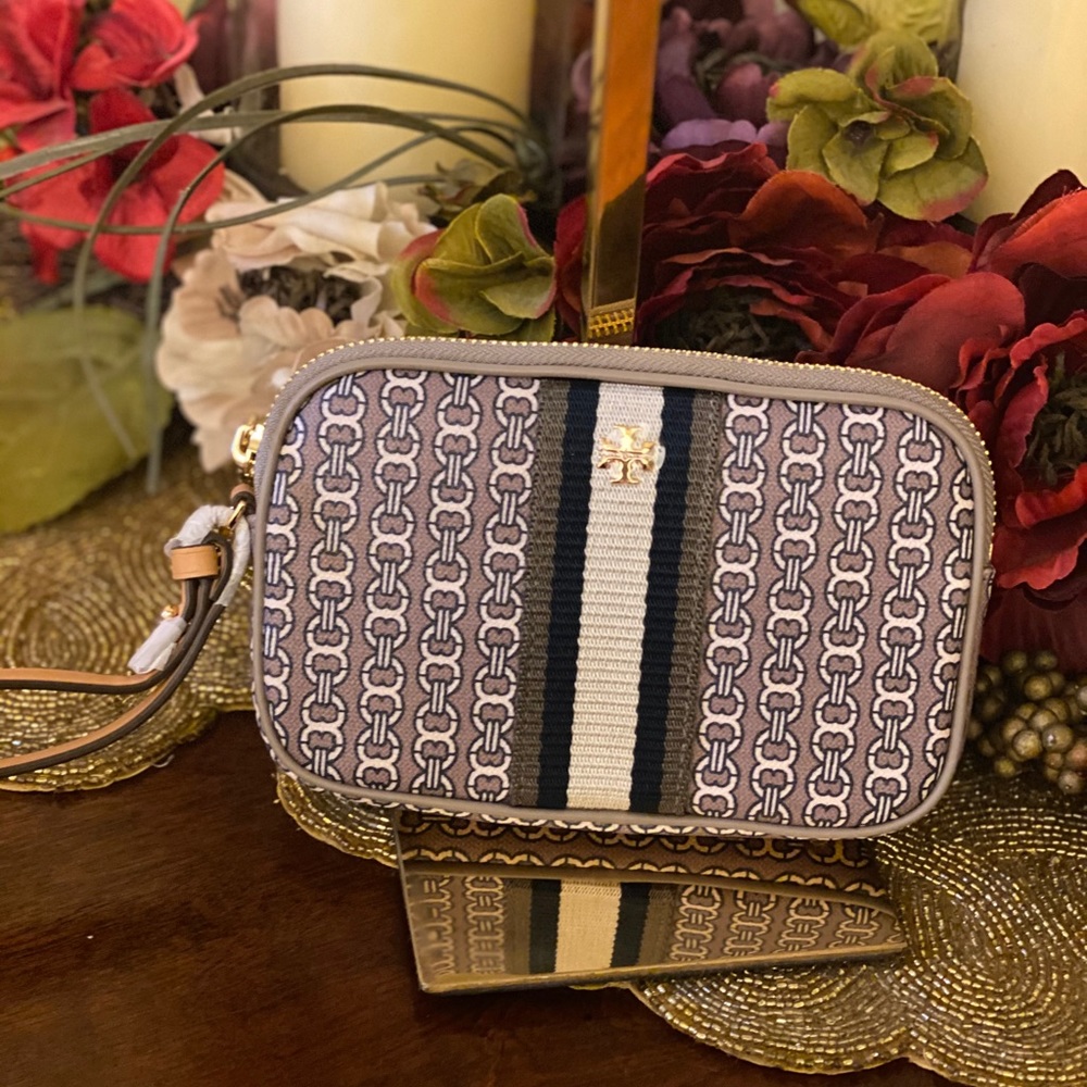 Brand new 🔥Gemini Link Canvas Wristlet - Picture 2 of 6